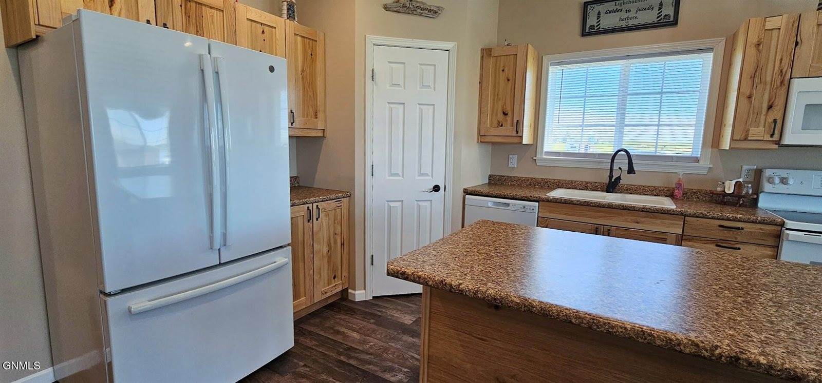 3558 Lakeshore Road, Medina, ND 58467