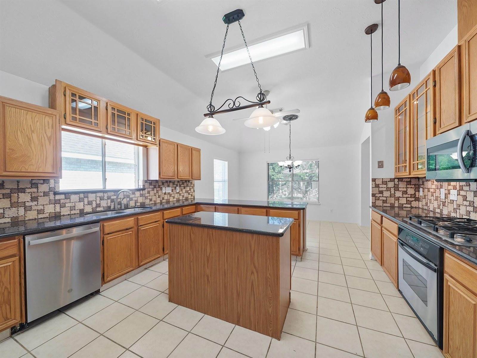 2711 North Peach Hollow Circle, Pearland, TX 77584