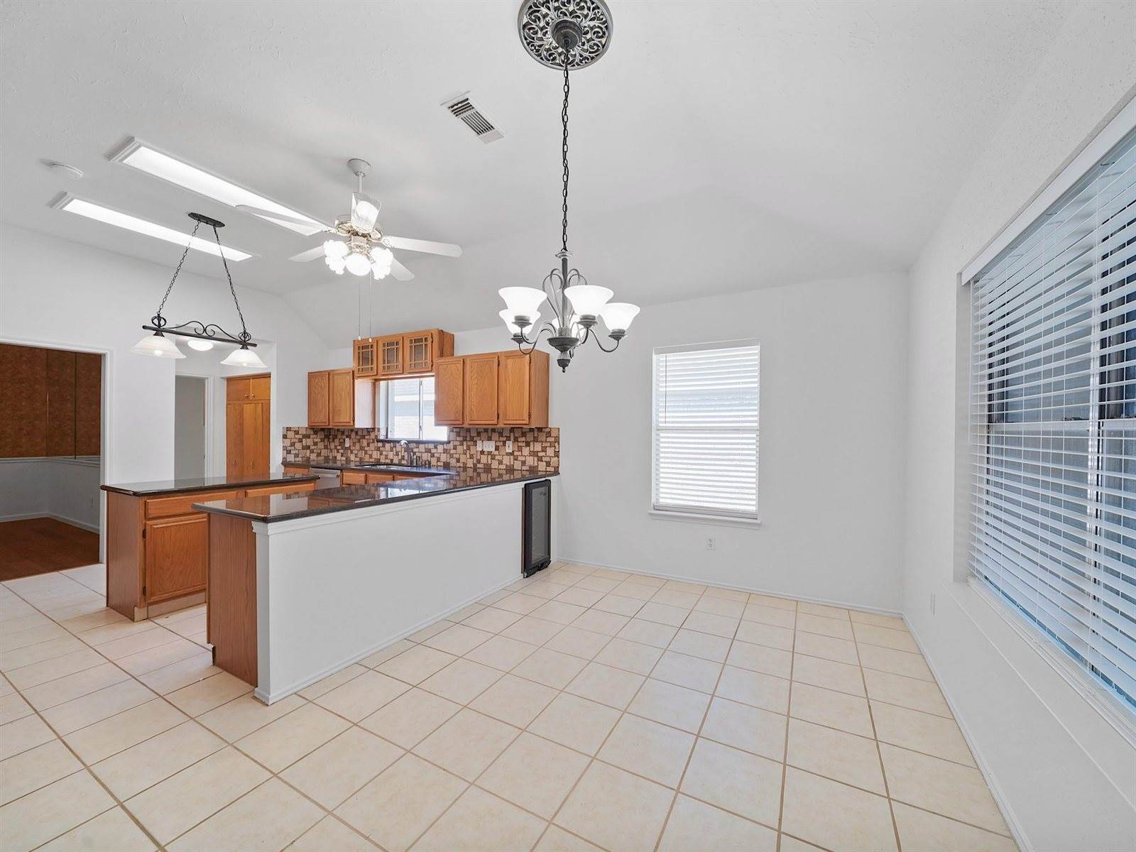2711 North Peach Hollow Circle, Pearland, TX 77584