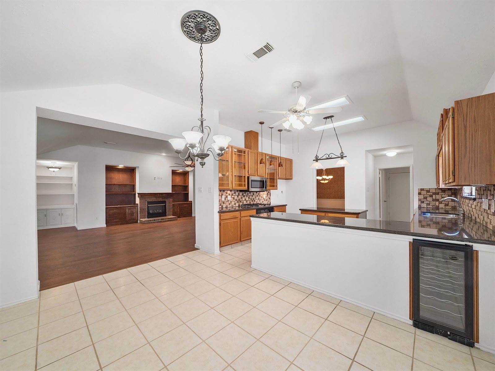 2711 North Peach Hollow Circle, Pearland, TX 77584