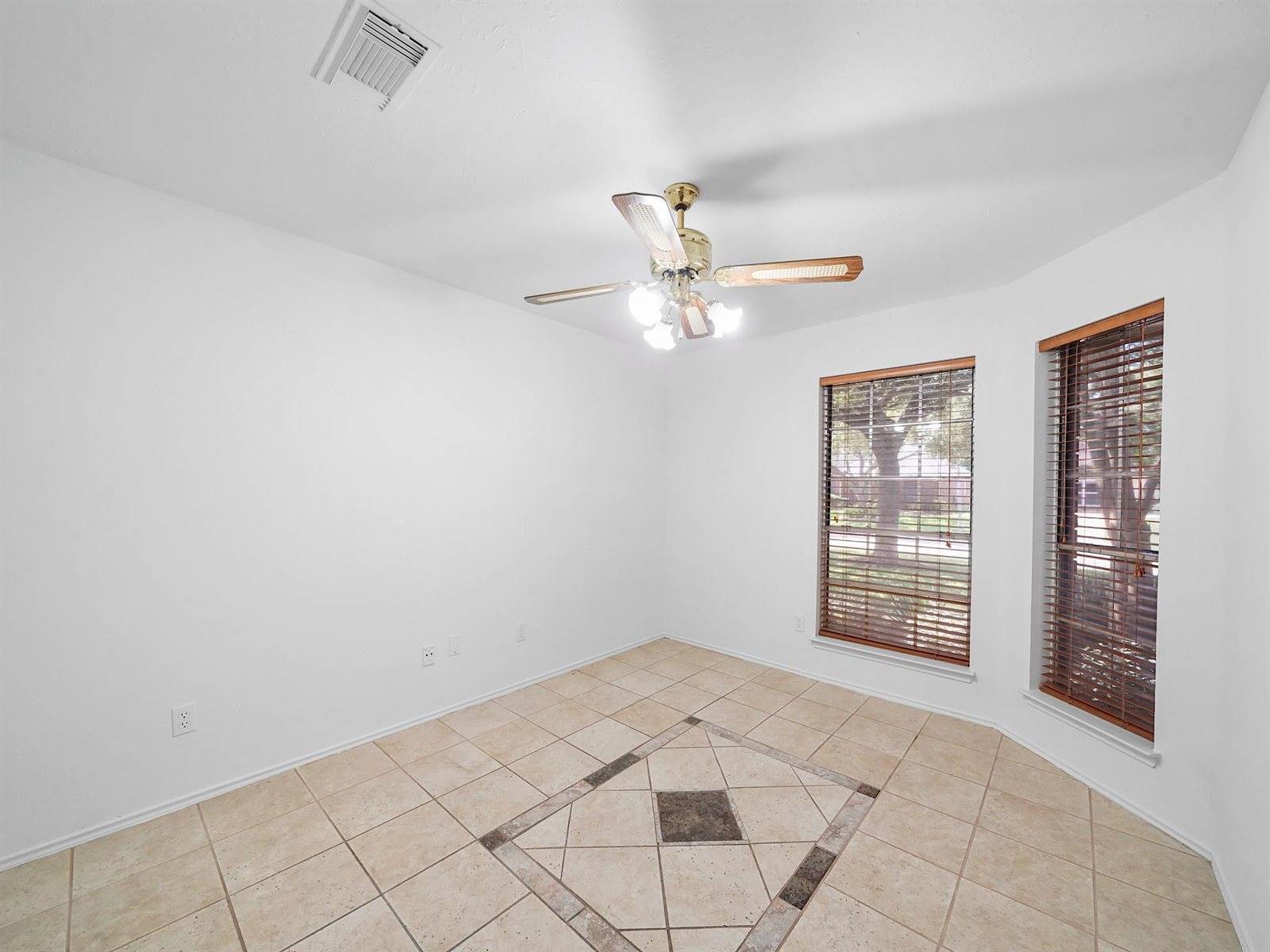 2711 North Peach Hollow Circle, Pearland, TX 77584