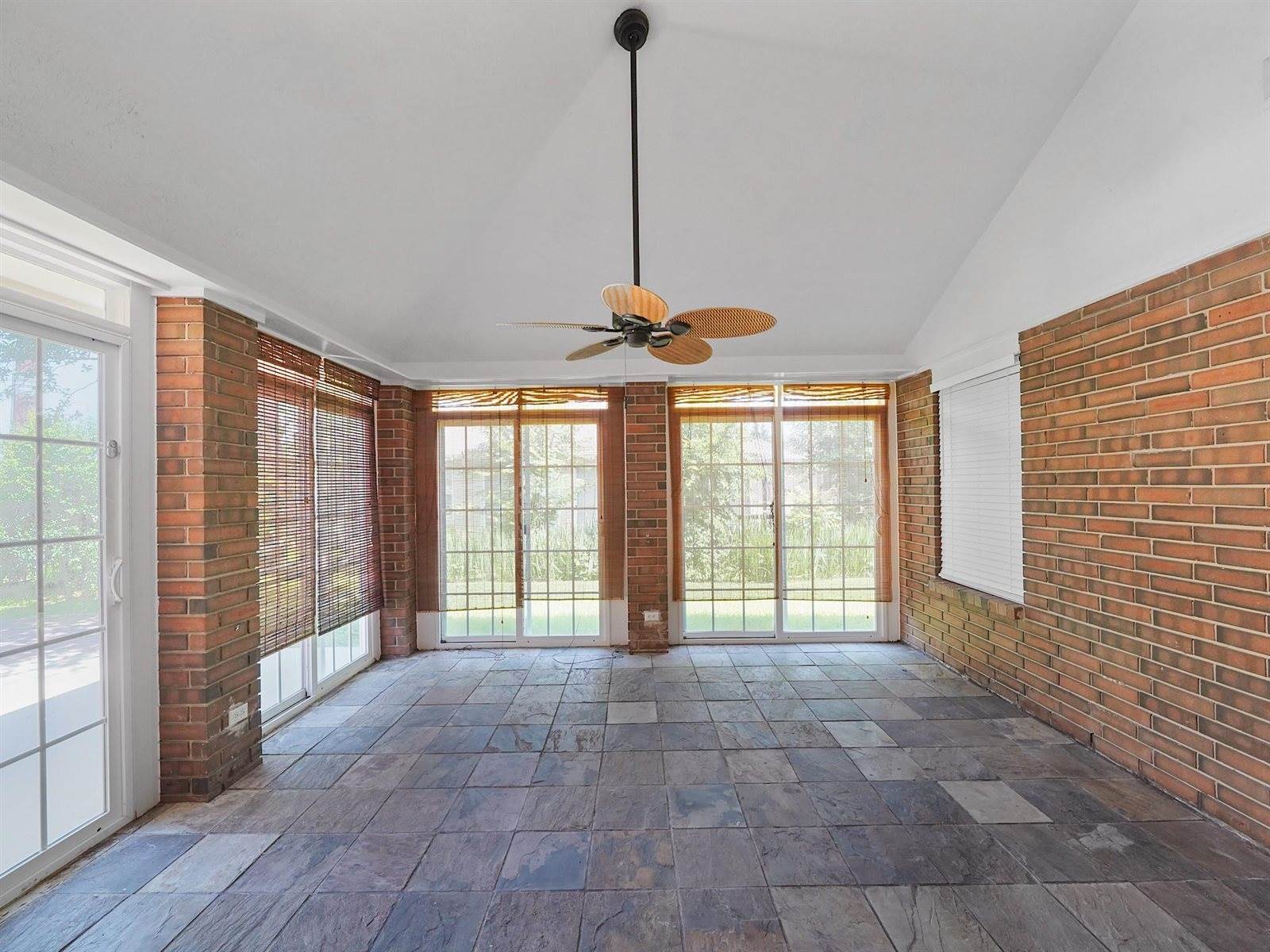 2711 North Peach Hollow Circle, Pearland, TX 77584