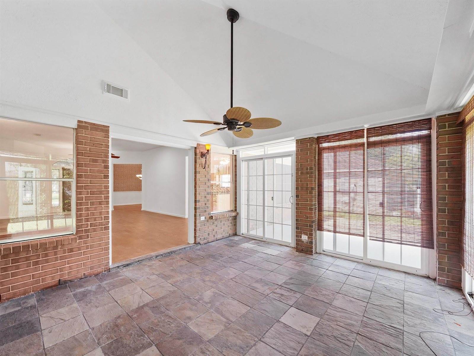 2711 North Peach Hollow Circle, Pearland, TX 77584