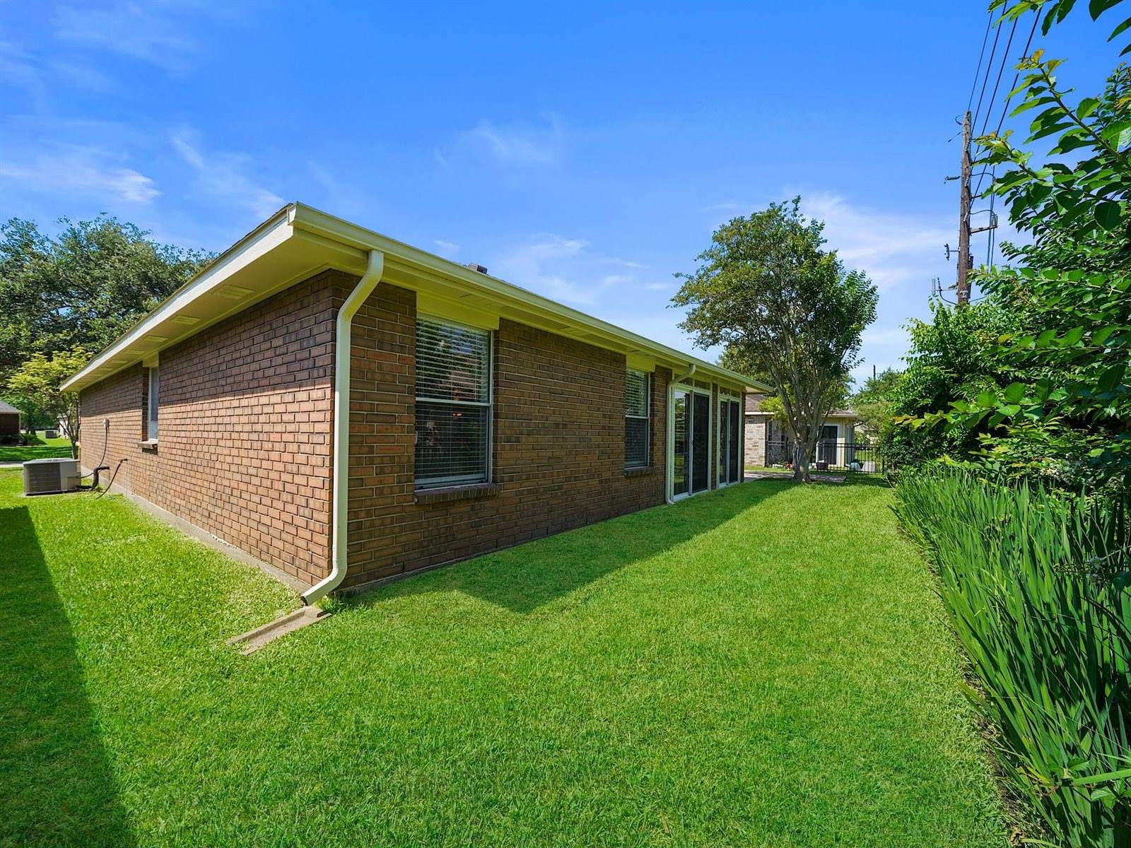 2711 North Peach Hollow Circle, Pearland, TX 77584