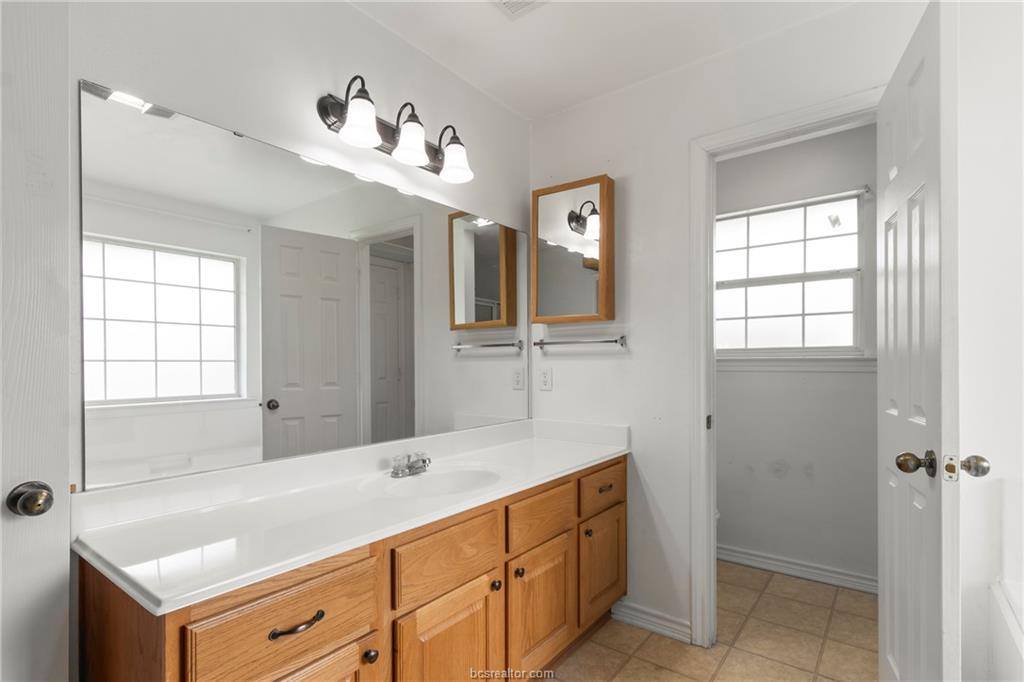 1208 Portsmouth Court, College Station, TX 77845