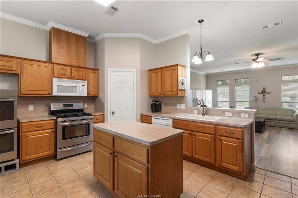 1208 Portsmouth Court, College Station, TX 77845