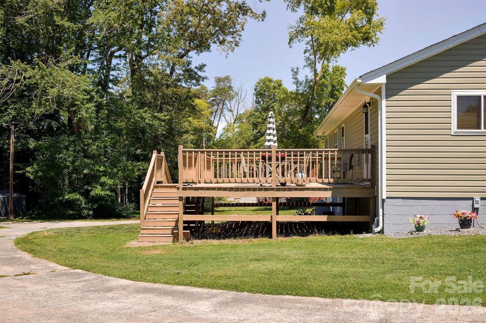 1625 US 601 Highway, Yadkinville, NC 27055