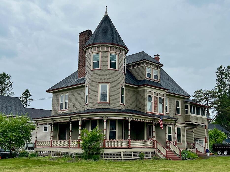 32 Pleasant Street, Houlton, ME 04730