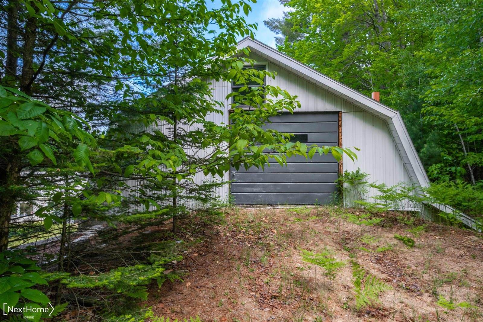 1557 W Eddy School Road, Bellaire, MI 49615