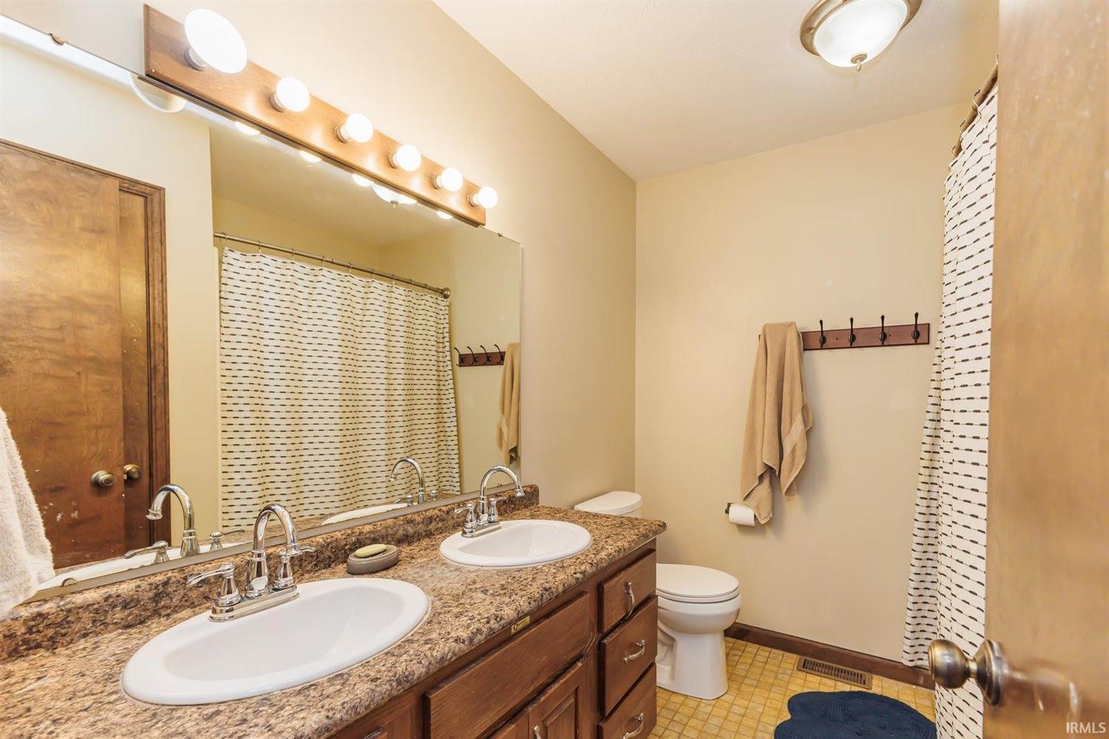 2209 W Woodmont Drive, Muncie, IN 47304