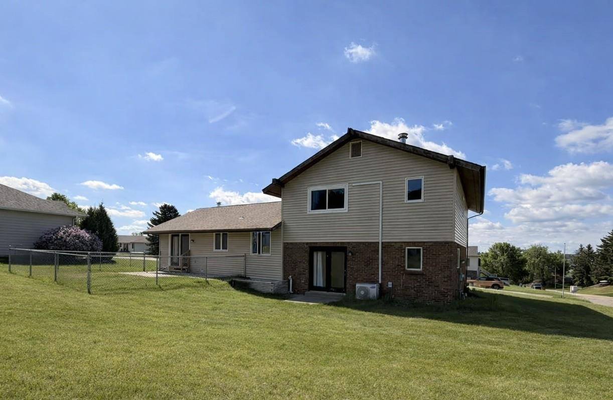 601 13th Ave NE, Minot, ND 58703