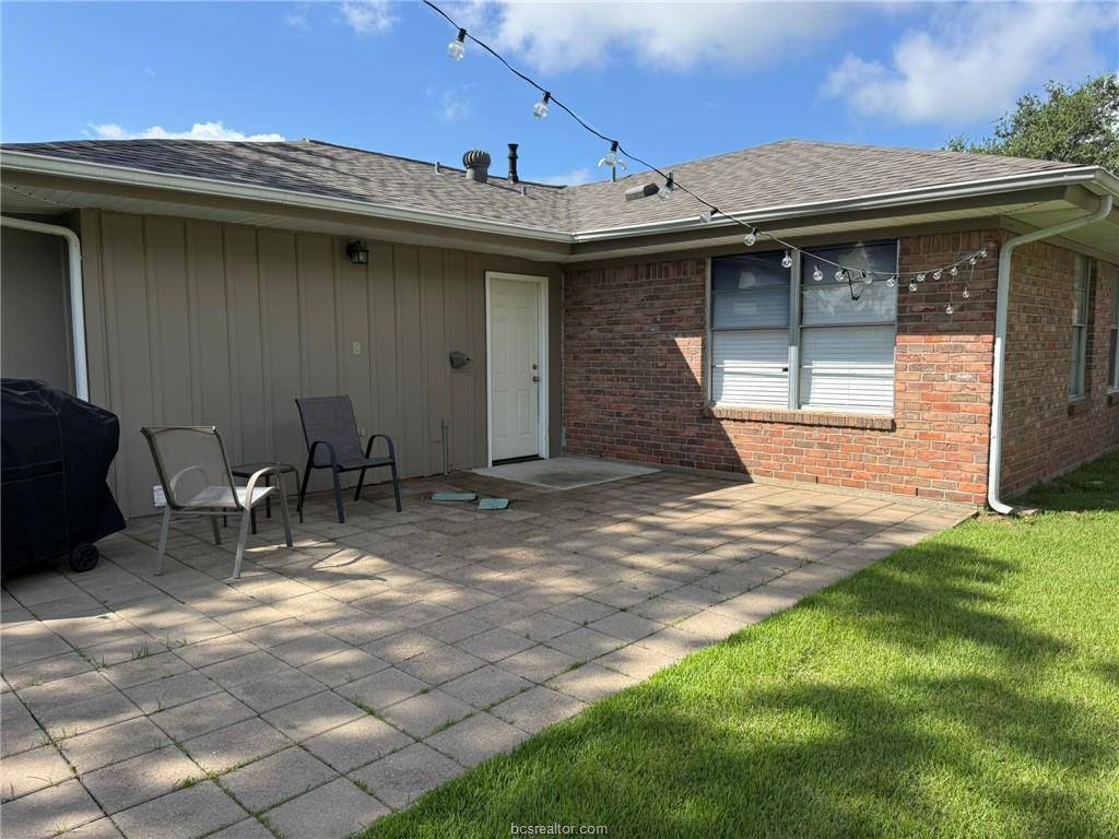 408 Brookside Drive, Bryan, TX 77801