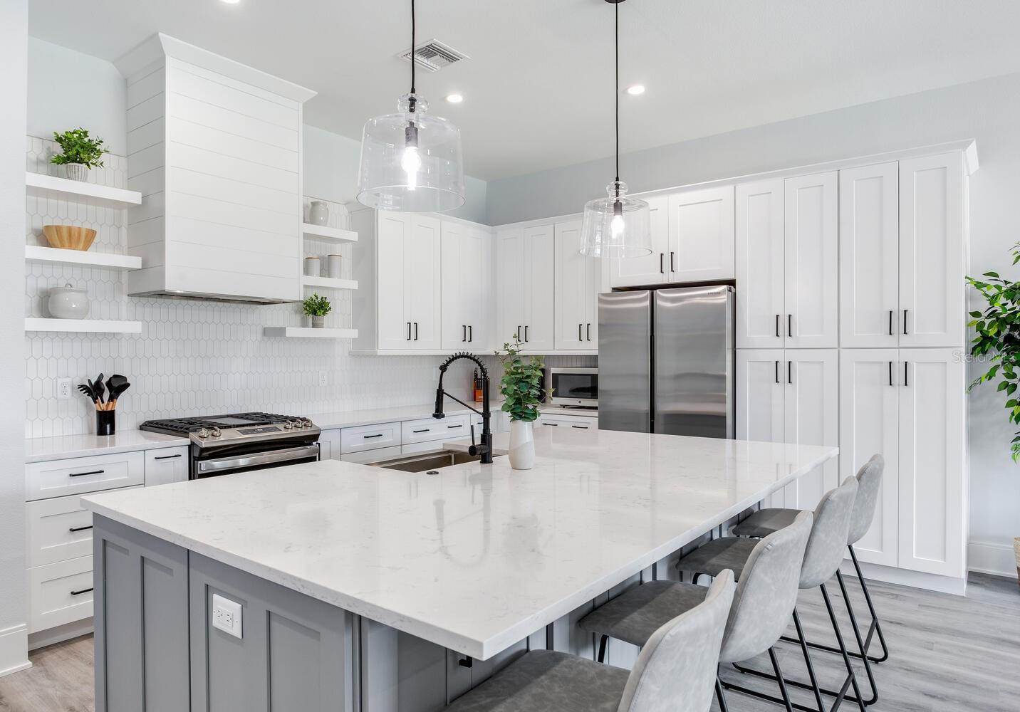 140 174TH Avenue East, Redington Shores, FL 33708
