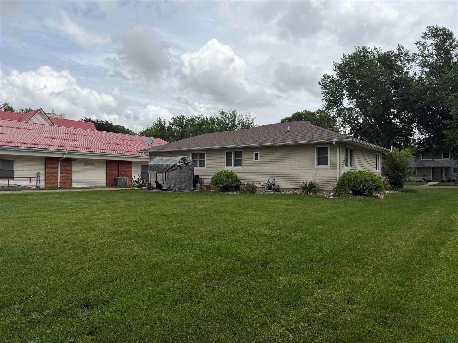 331 S 4th St, Akron, IA 51001