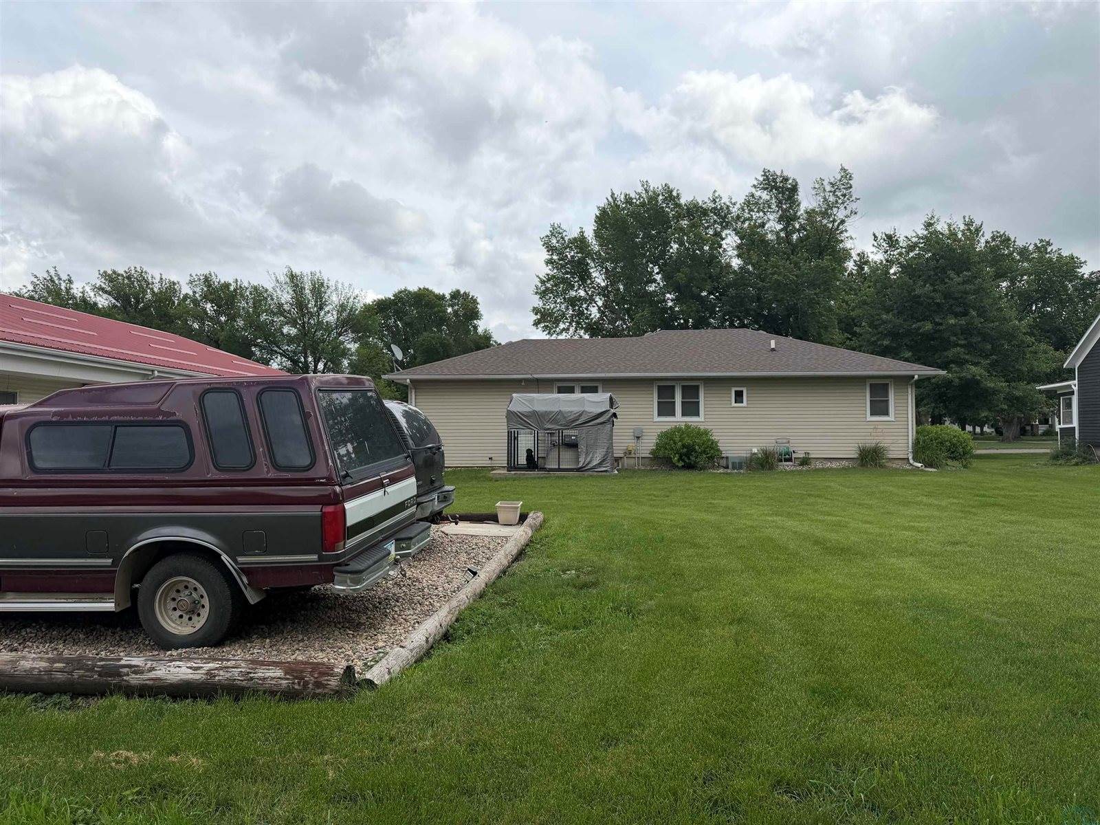 331 S 4th St, Akron, IA 51001