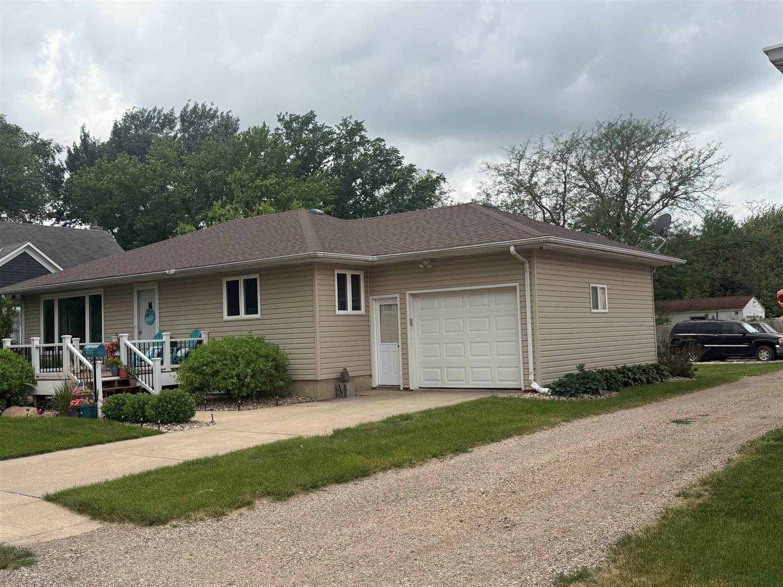 331 S 4th St, Akron, IA 51001
