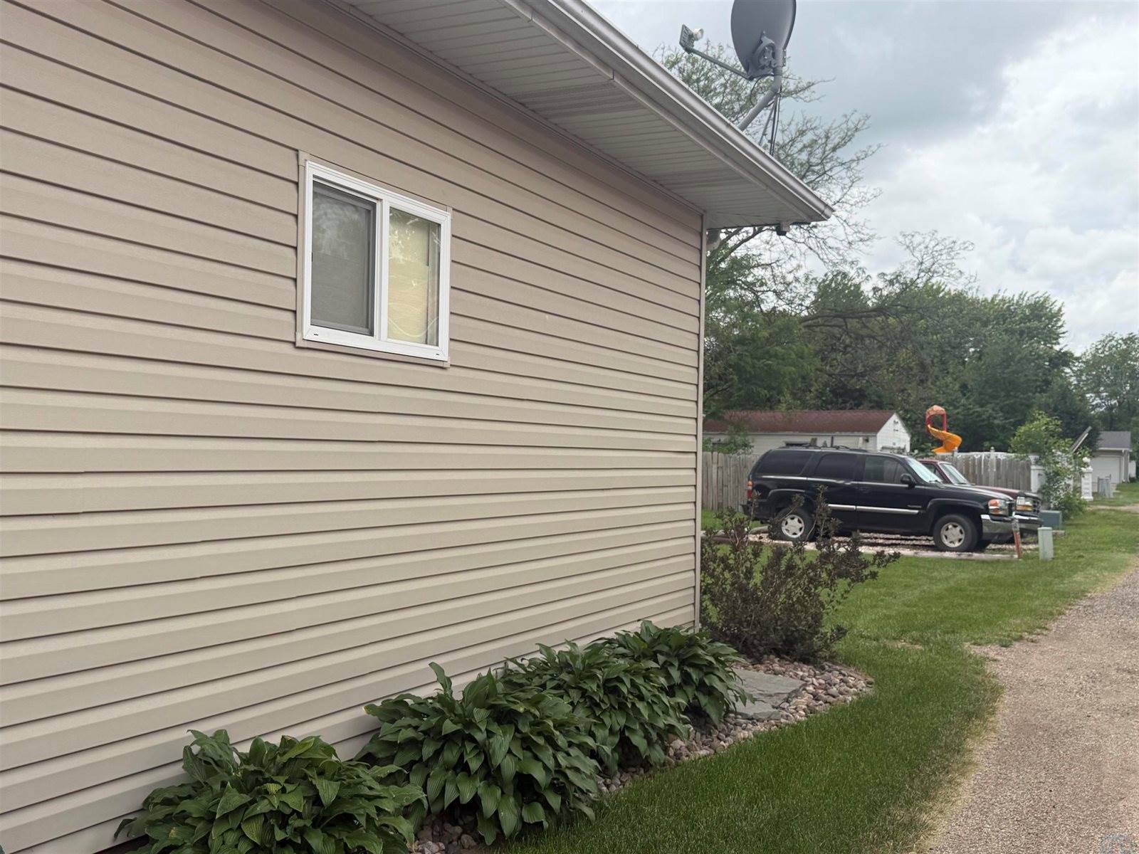 331 S 4th St, Akron, IA 51001