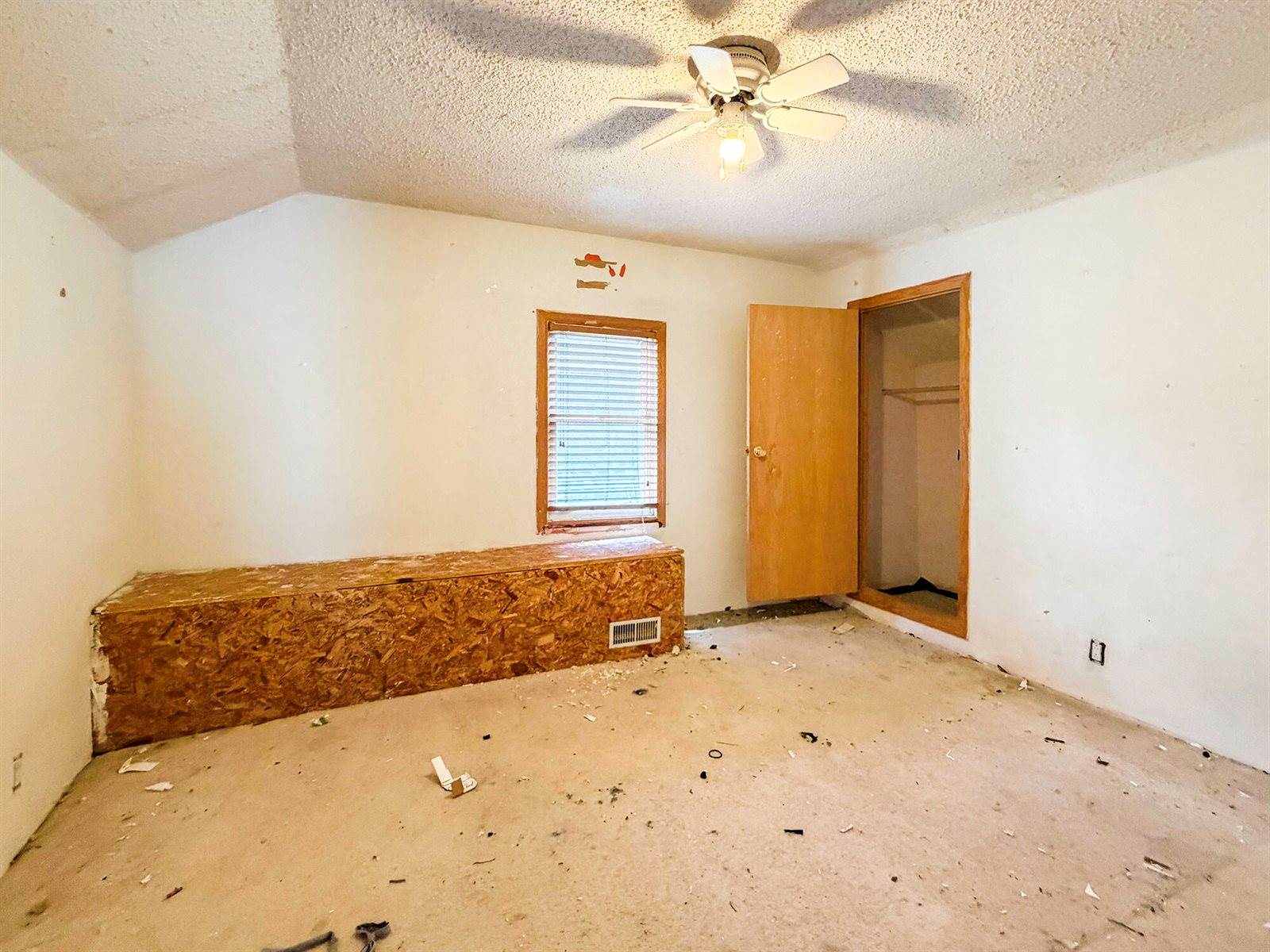 1240 Fairmount Avenue, Council Bluffs, IA 51503