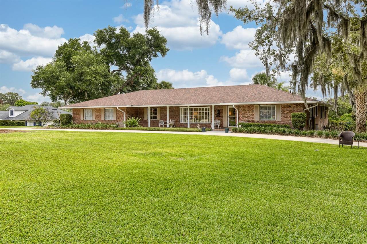 900 North Citrus Avenue, Howey In The Hills, FL 34737