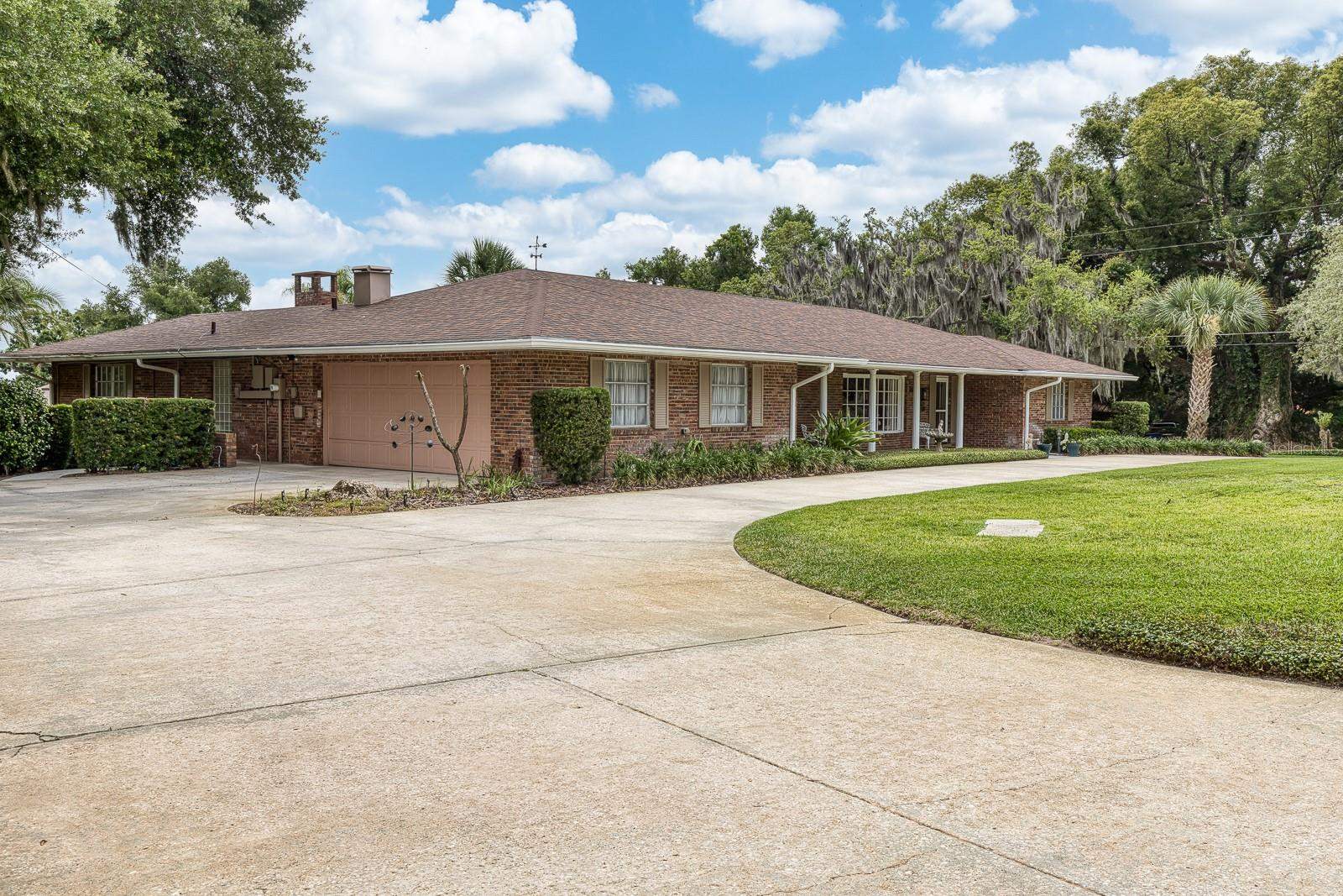 900 North Citrus Avenue, Howey In The Hills, FL 34737