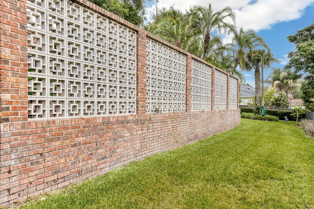 900 North Citrus Avenue, Howey In The Hills, FL 34737