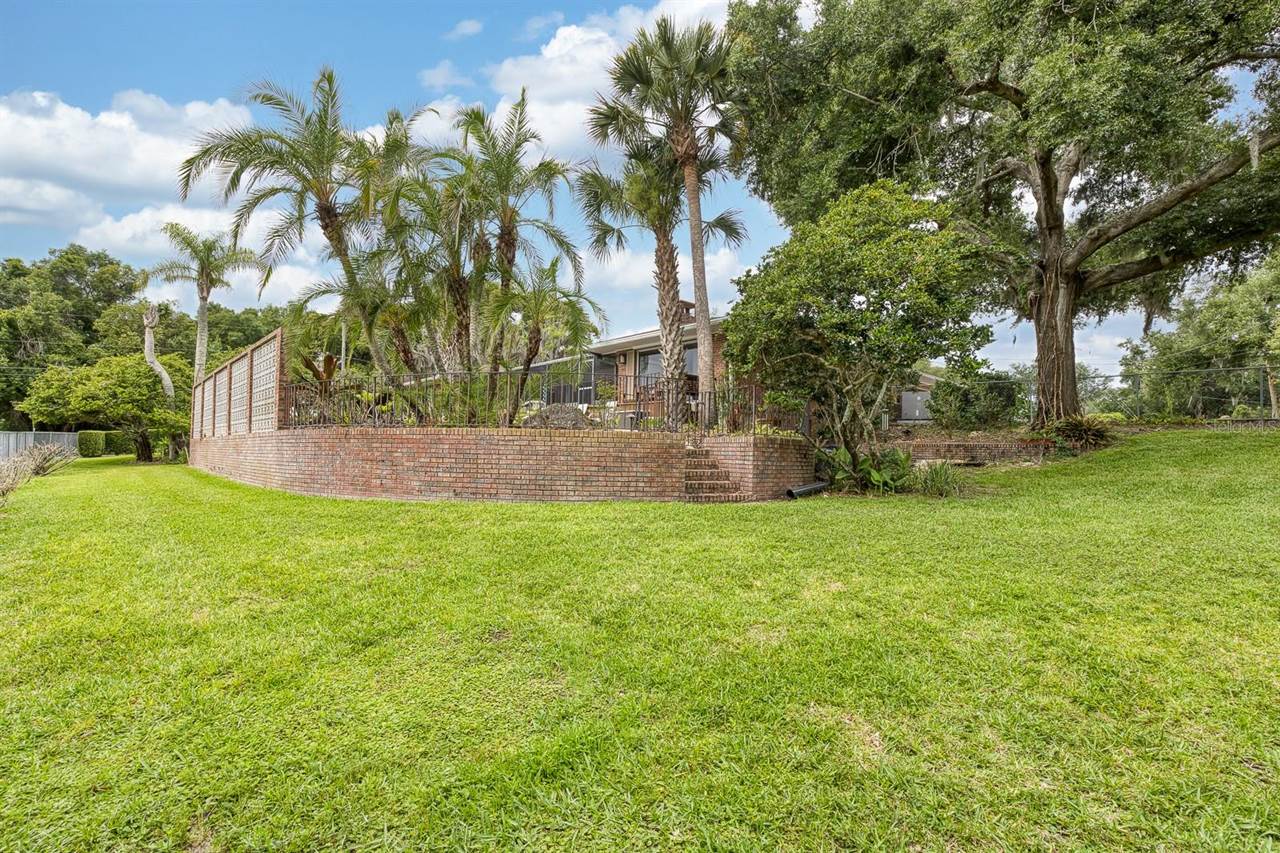900 North Citrus Avenue, Howey In The Hills, FL 34737