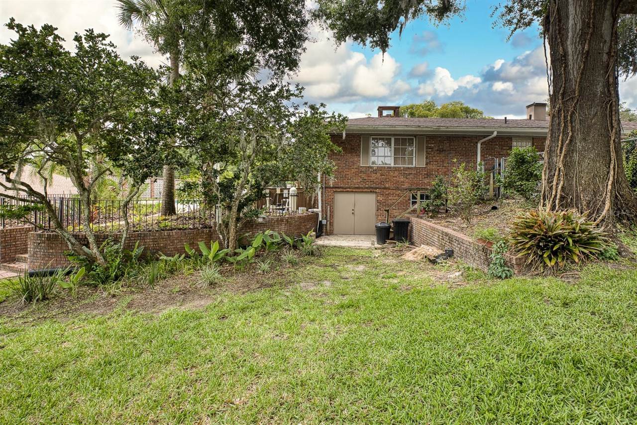 900 North Citrus Avenue, Howey In The Hills, FL 34737
