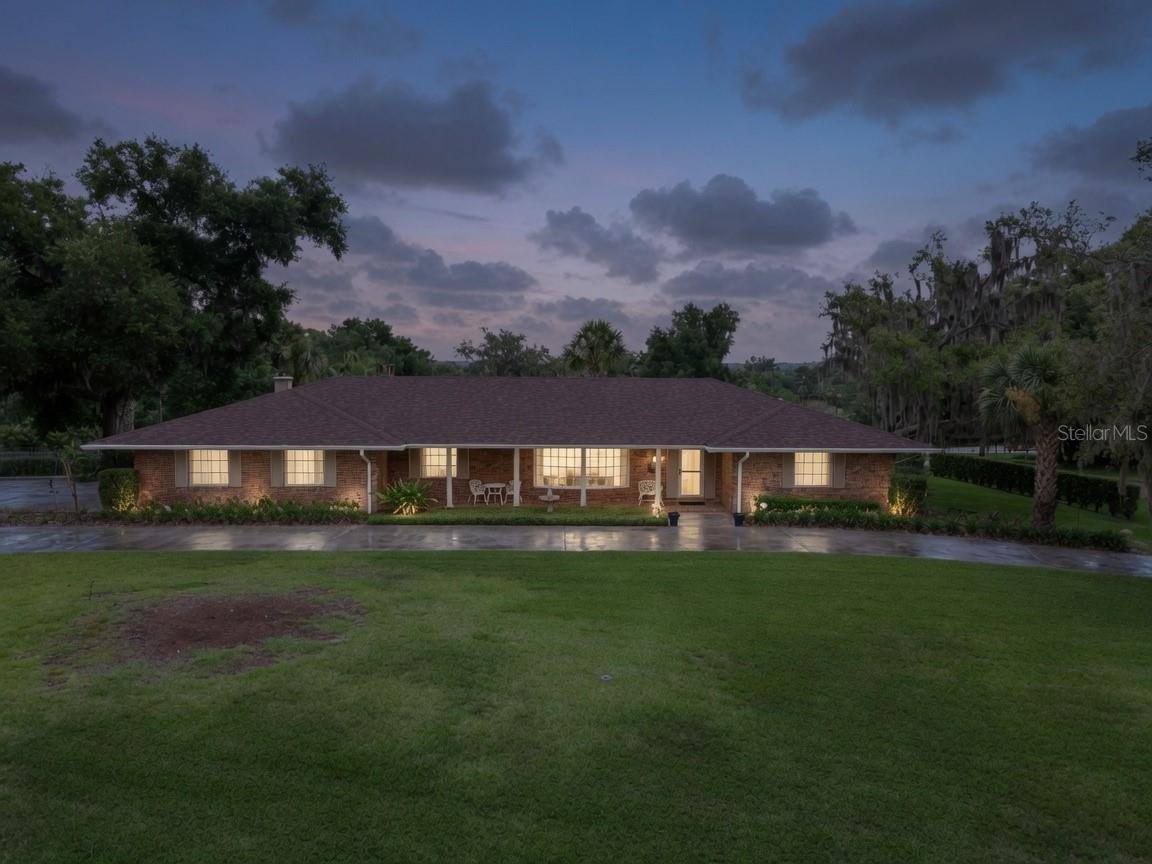 900 North Citrus Avenue, Howey In The Hills, FL 34737