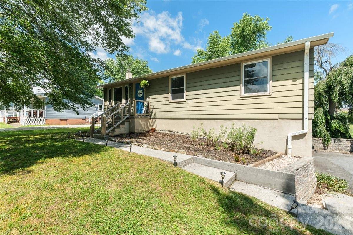 1177 Runway Drive, Hendersonville, NC 28792