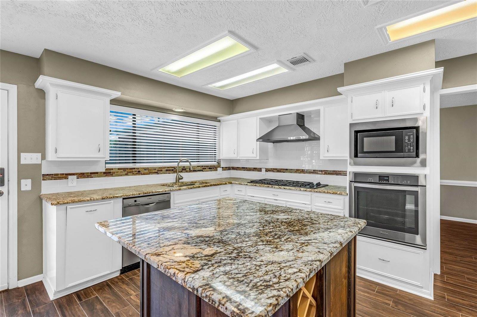 2202 Erin Glen Court, Deer Park, TX 77536
