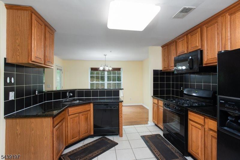 106 Wallace Ct, Green Brook Township, NJ 08812