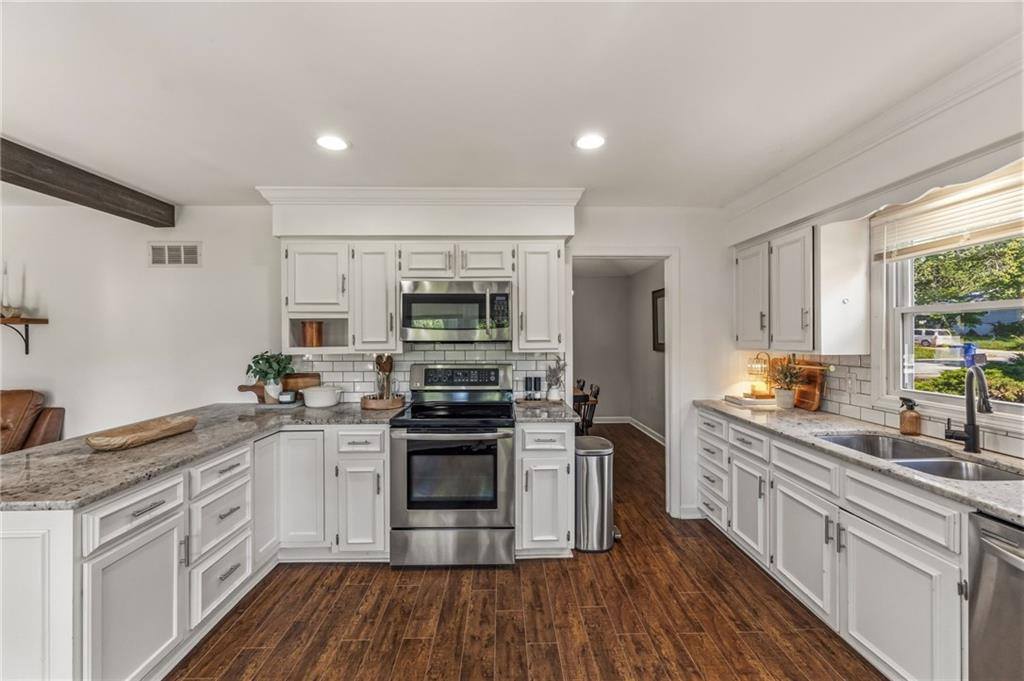 12819 Cambridge Avenue, Grandview, MO 64030