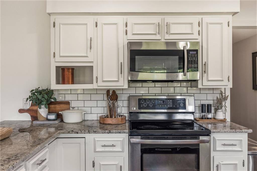 12819 Cambridge Avenue, Grandview, MO 64030