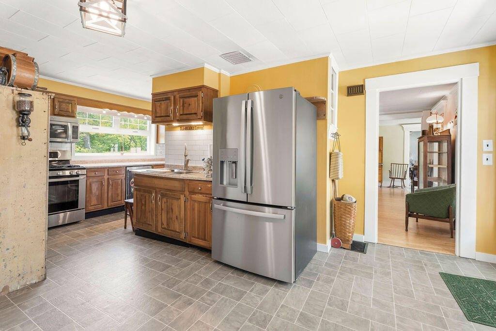 2 West Road, Abbot, ME 04406