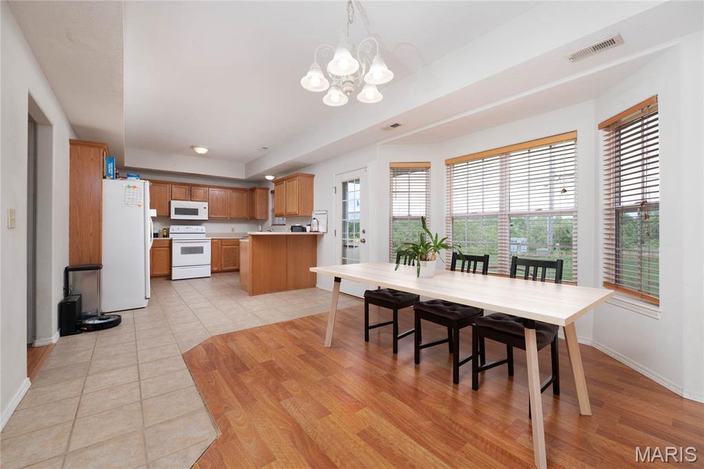279 Carmel Valley Way, Saint Robert, MO 65584