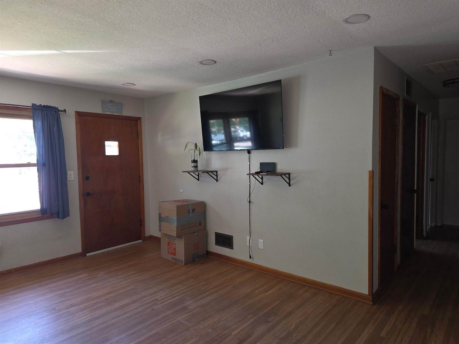 1407 East Crowley St, Wichita, KS 67216