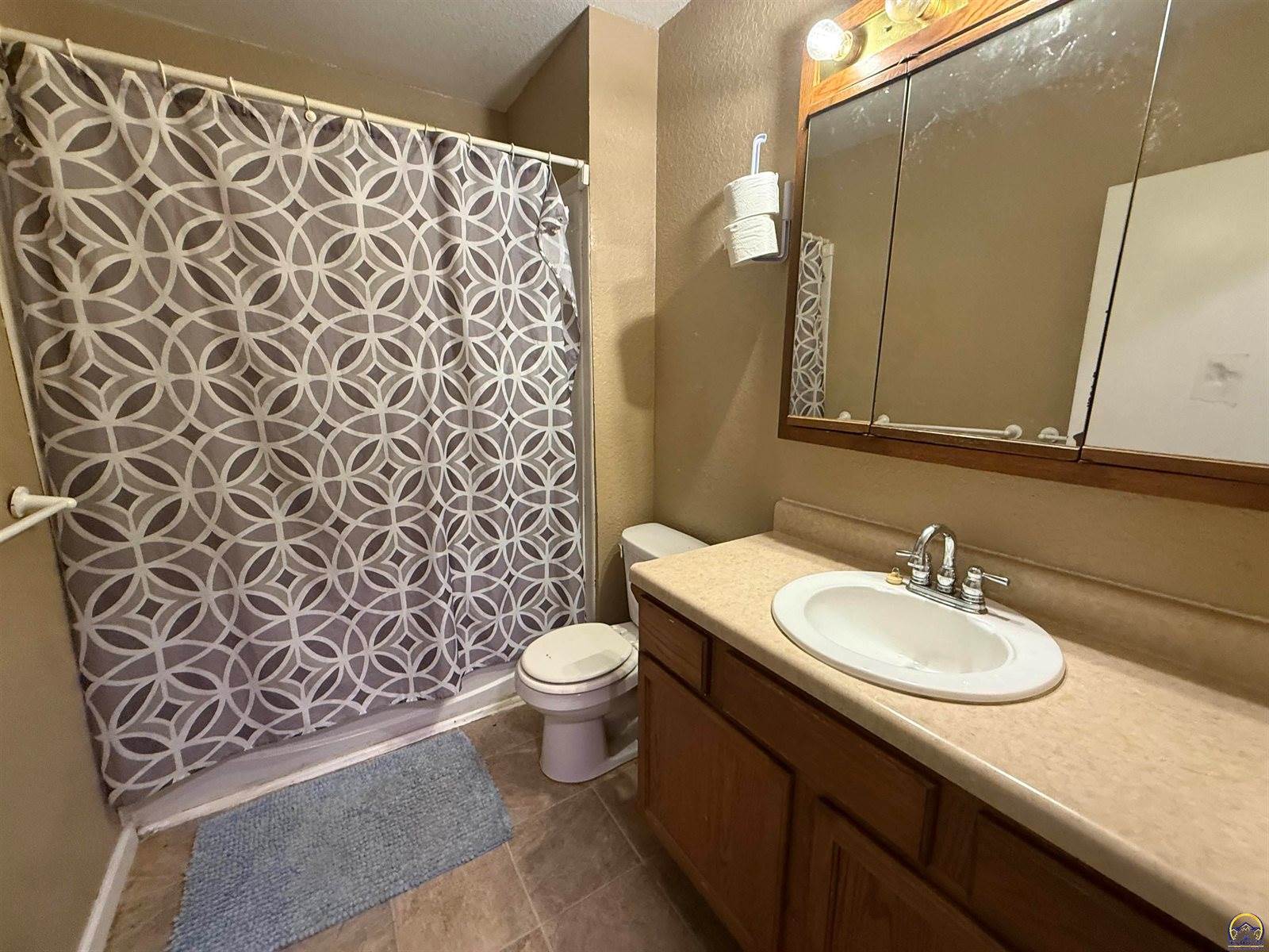 1519 SW Washburn AVE, Topeka, KS 66604