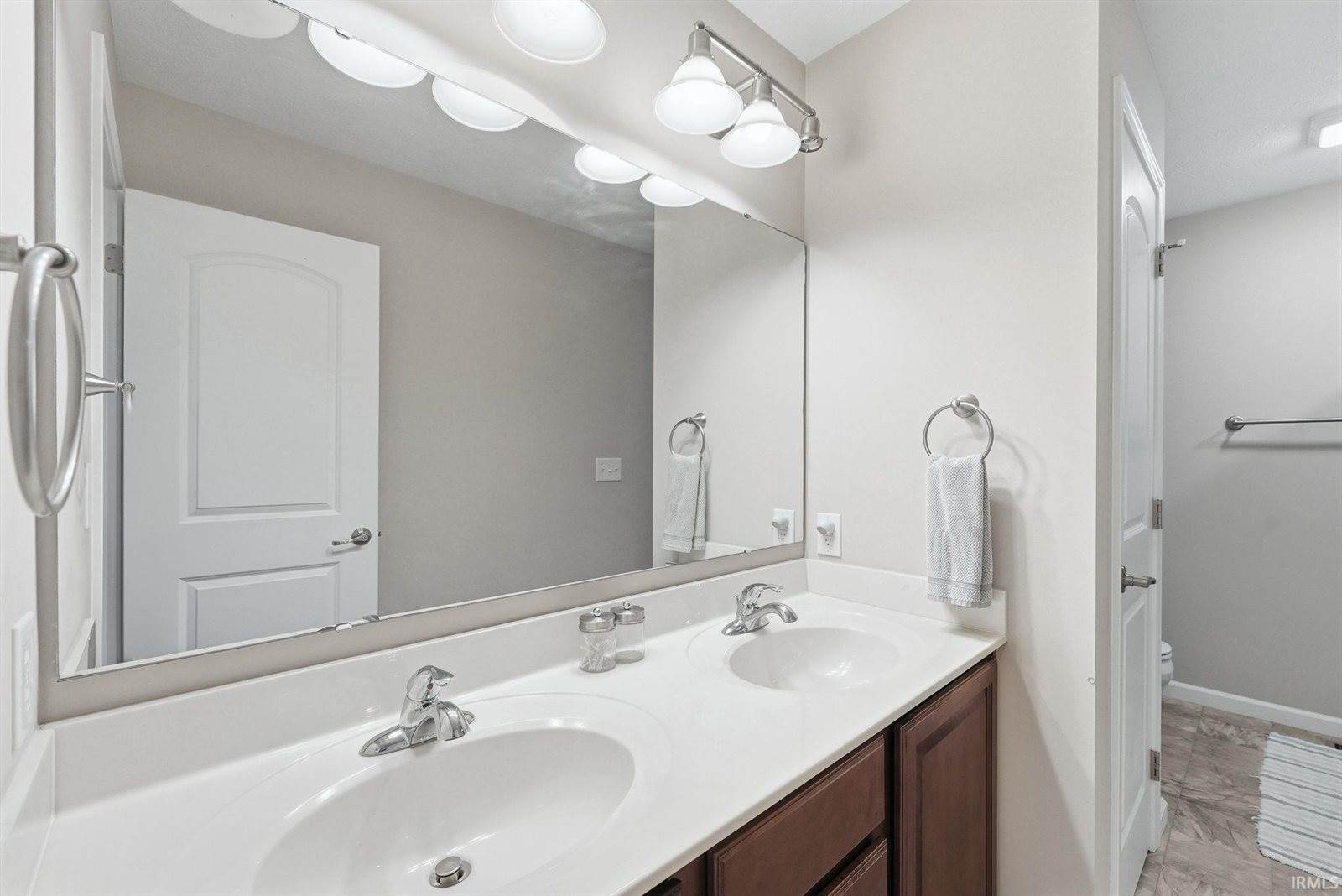 905 N Fox Berry Drive, Yorktown, IN 47396