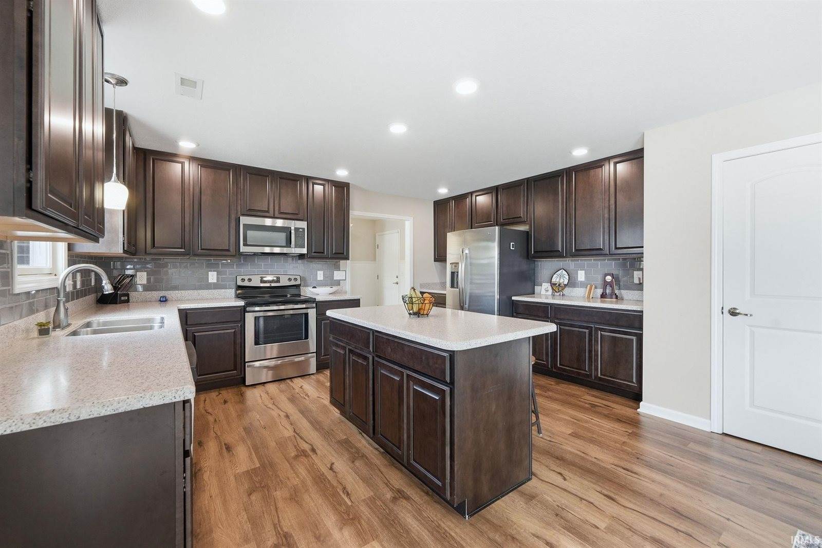 905 N Fox Berry Drive, Yorktown, IN 47396
