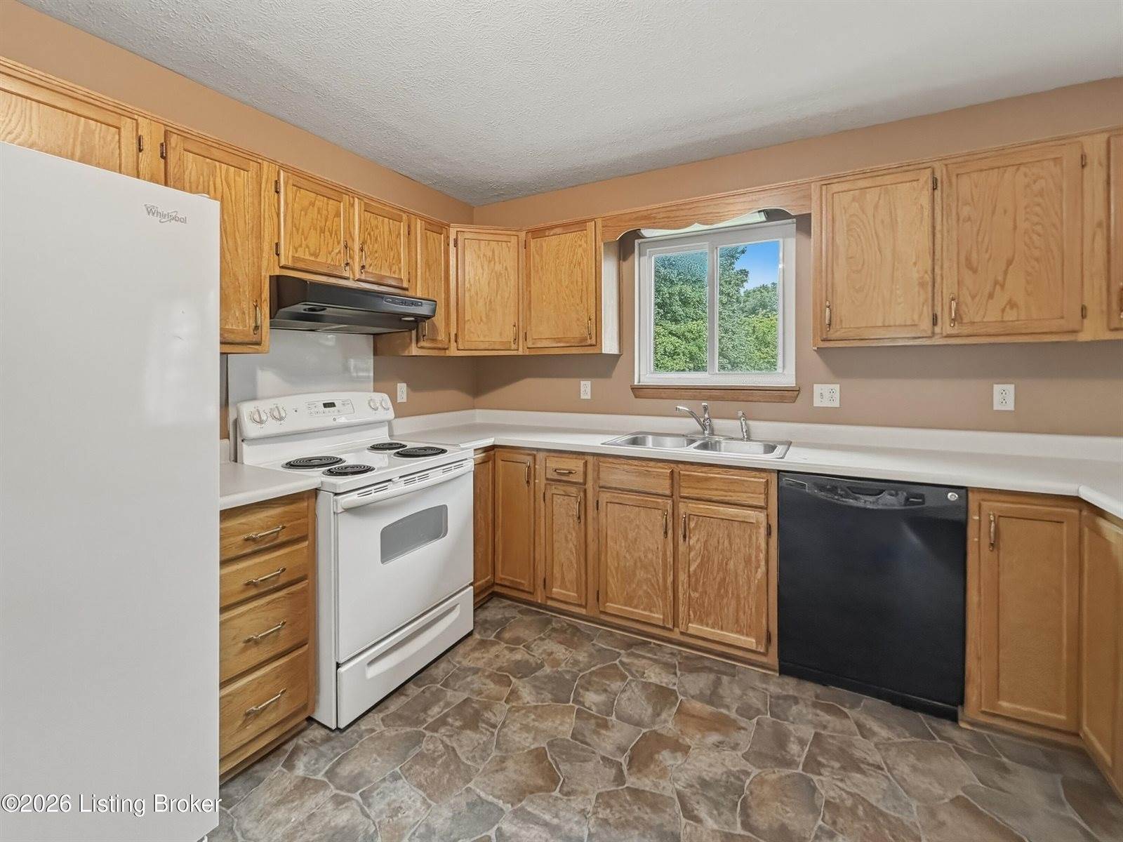65 Brenda Ct, Brandenburg, KY 40108