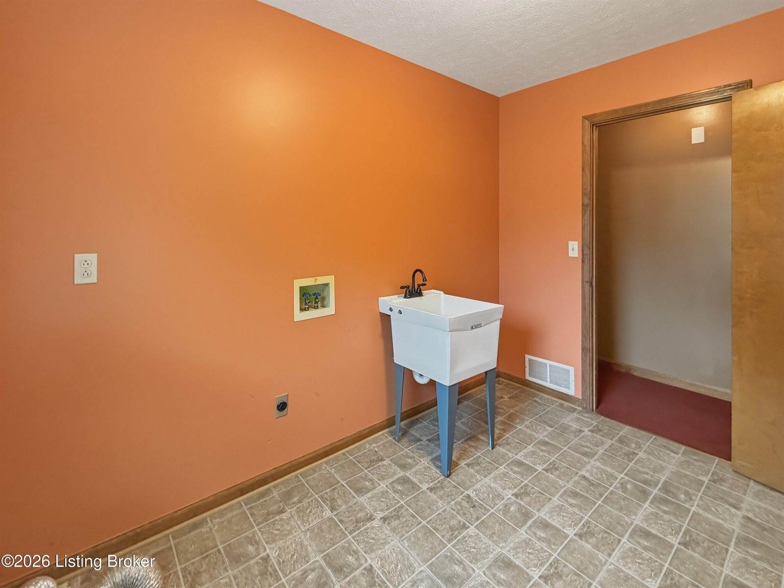 65 Brenda Ct, Brandenburg, KY 40108