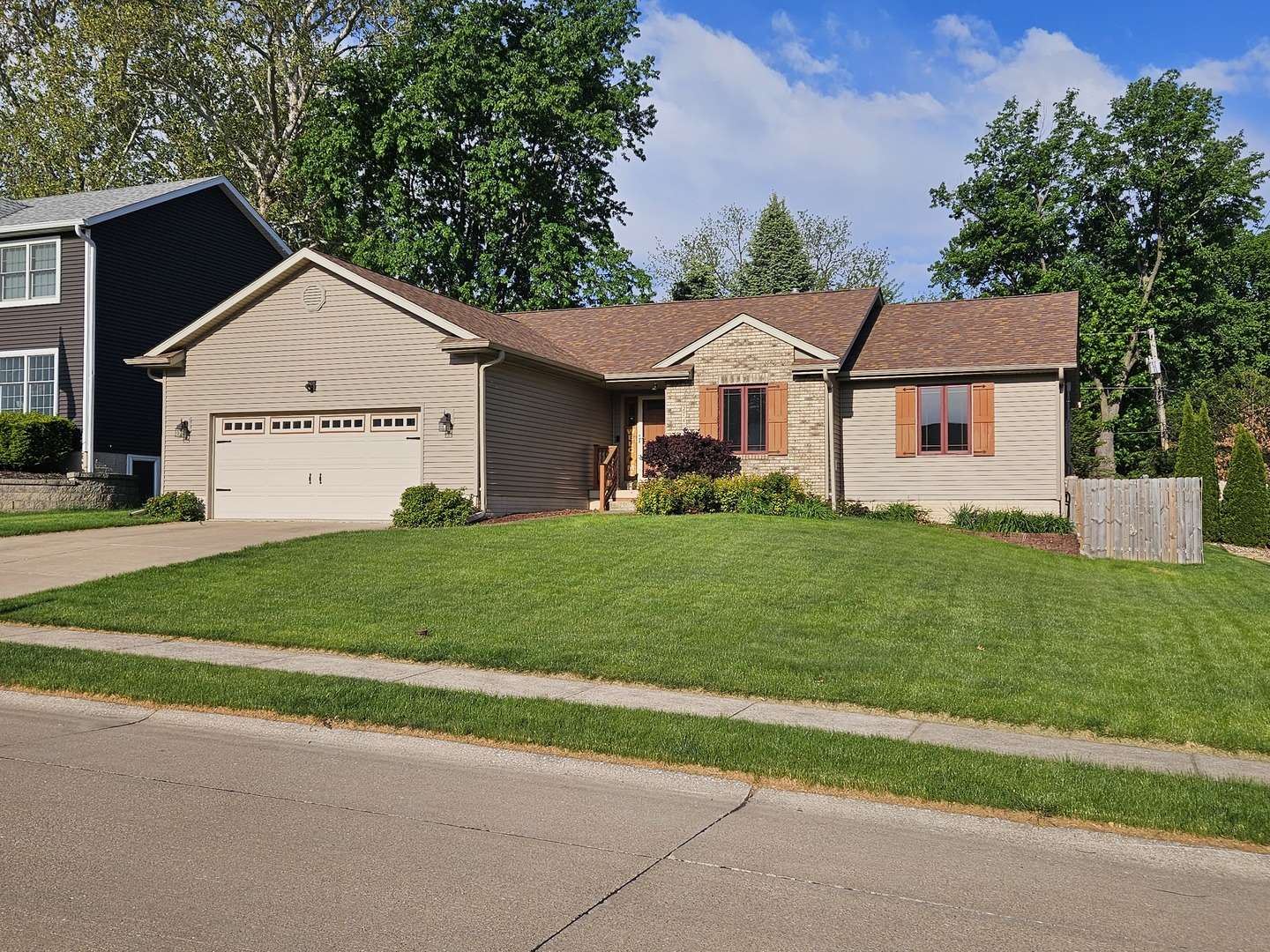 2740 Duggleby St, Davenport, IA 52803