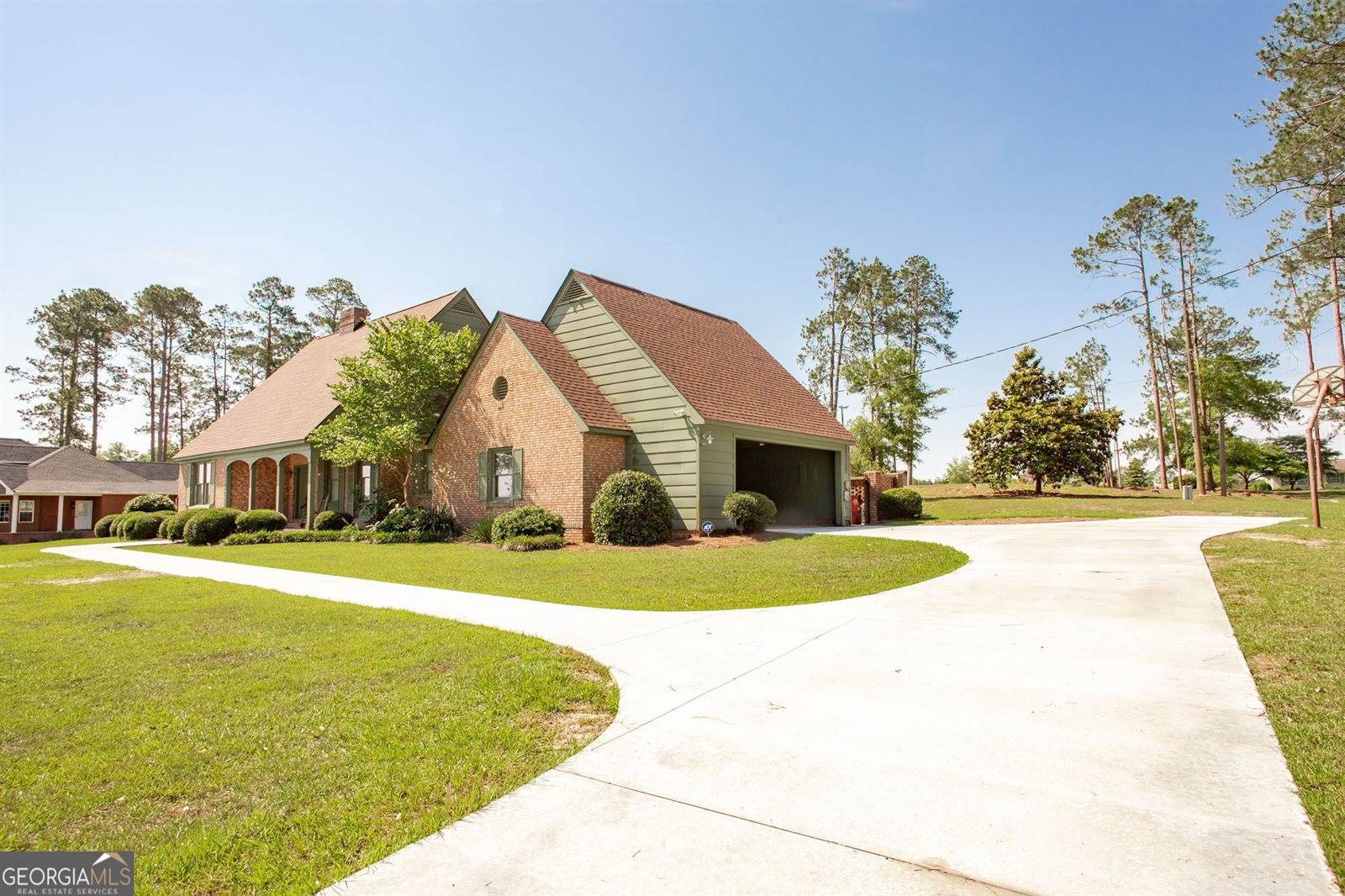 220 Lakeshore Drive, Alma, GA 31510
