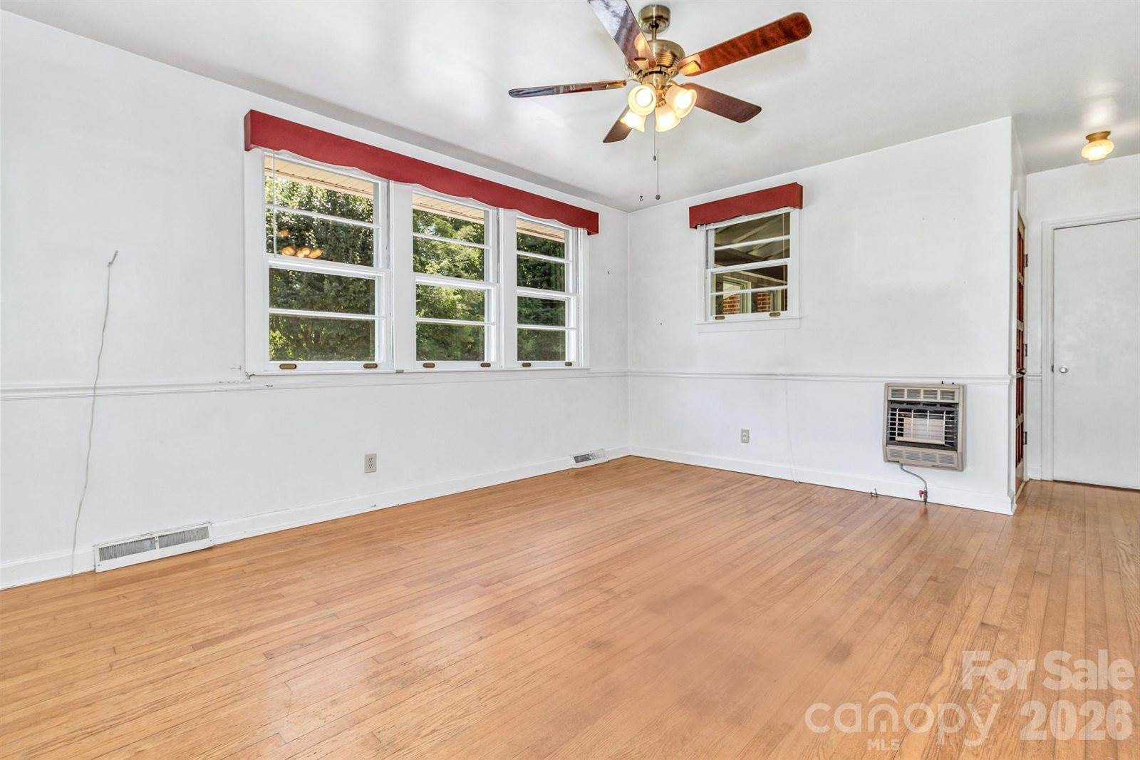 907 West Blue Ridge Road, East Flat Rock, NC 28726