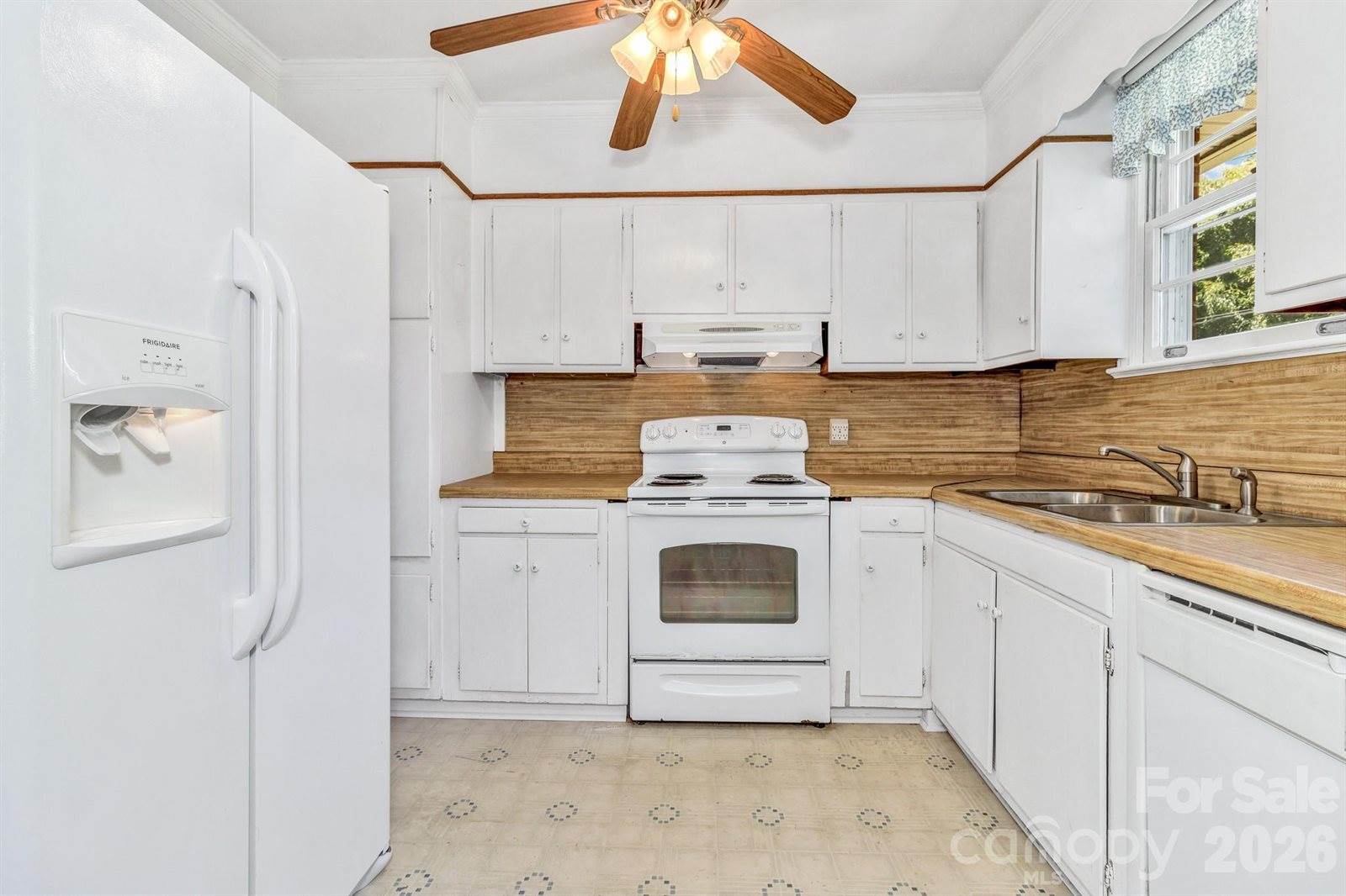 907 West Blue Ridge Road, East Flat Rock, NC 28726