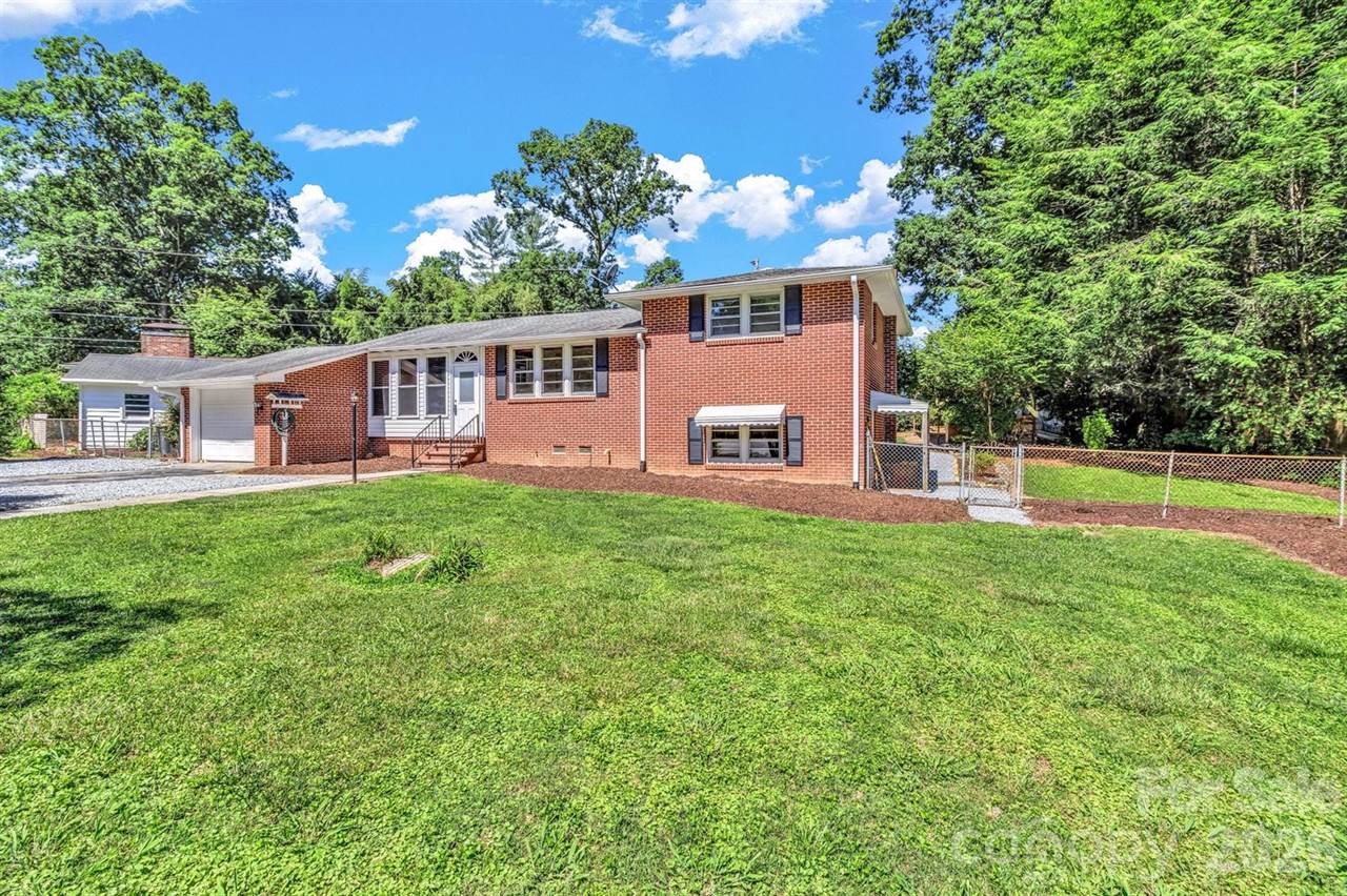 907 West Blue Ridge Road, East Flat Rock, NC 28726