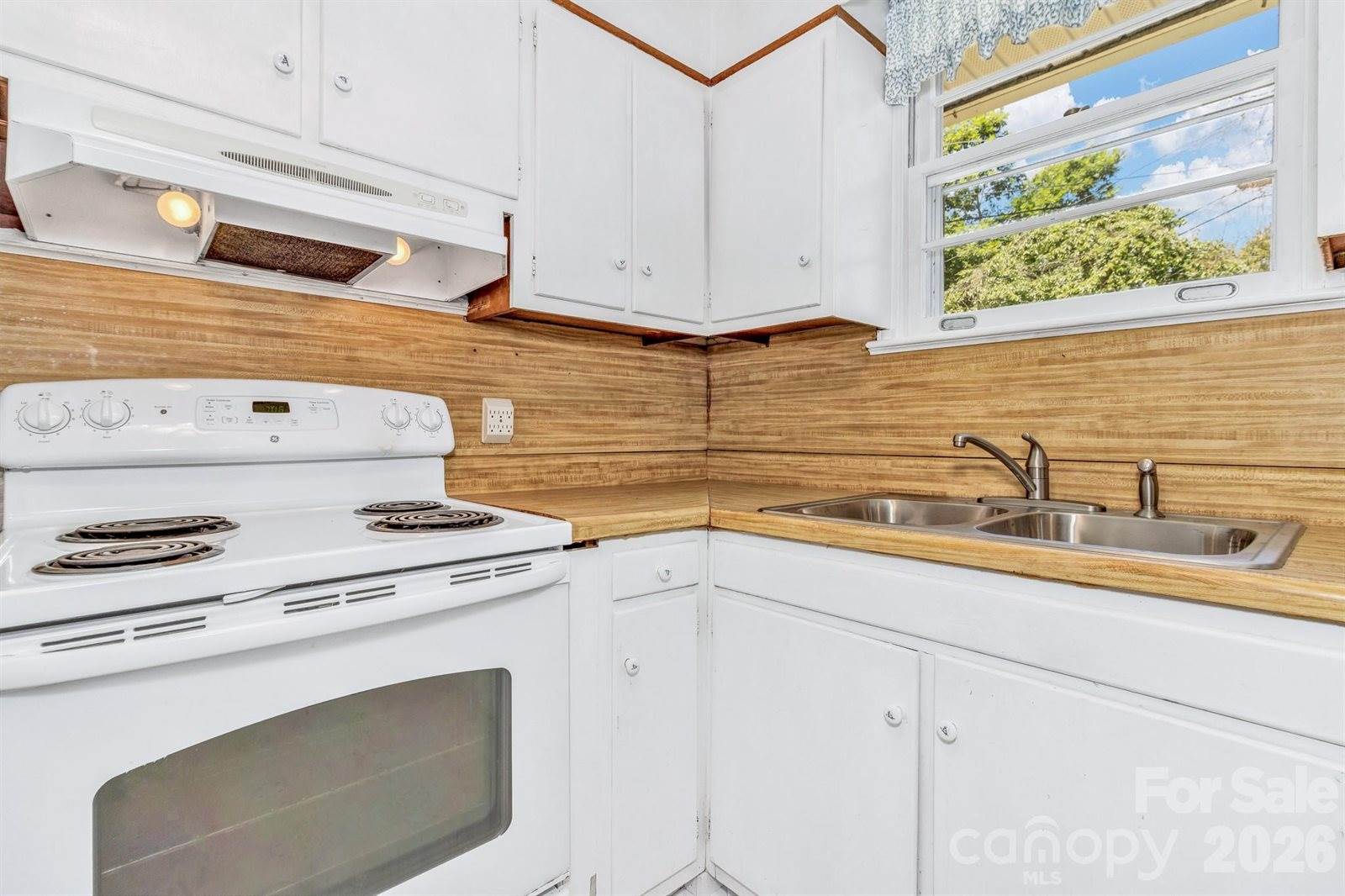 907 West Blue Ridge Road, East Flat Rock, NC 28726