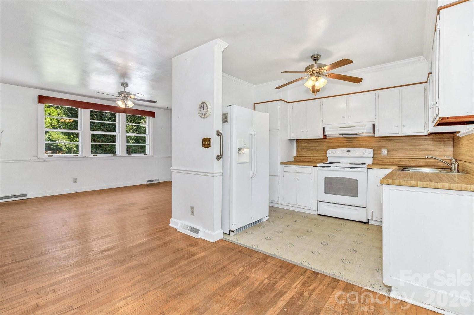 907 West Blue Ridge Road, East Flat Rock, NC 28726