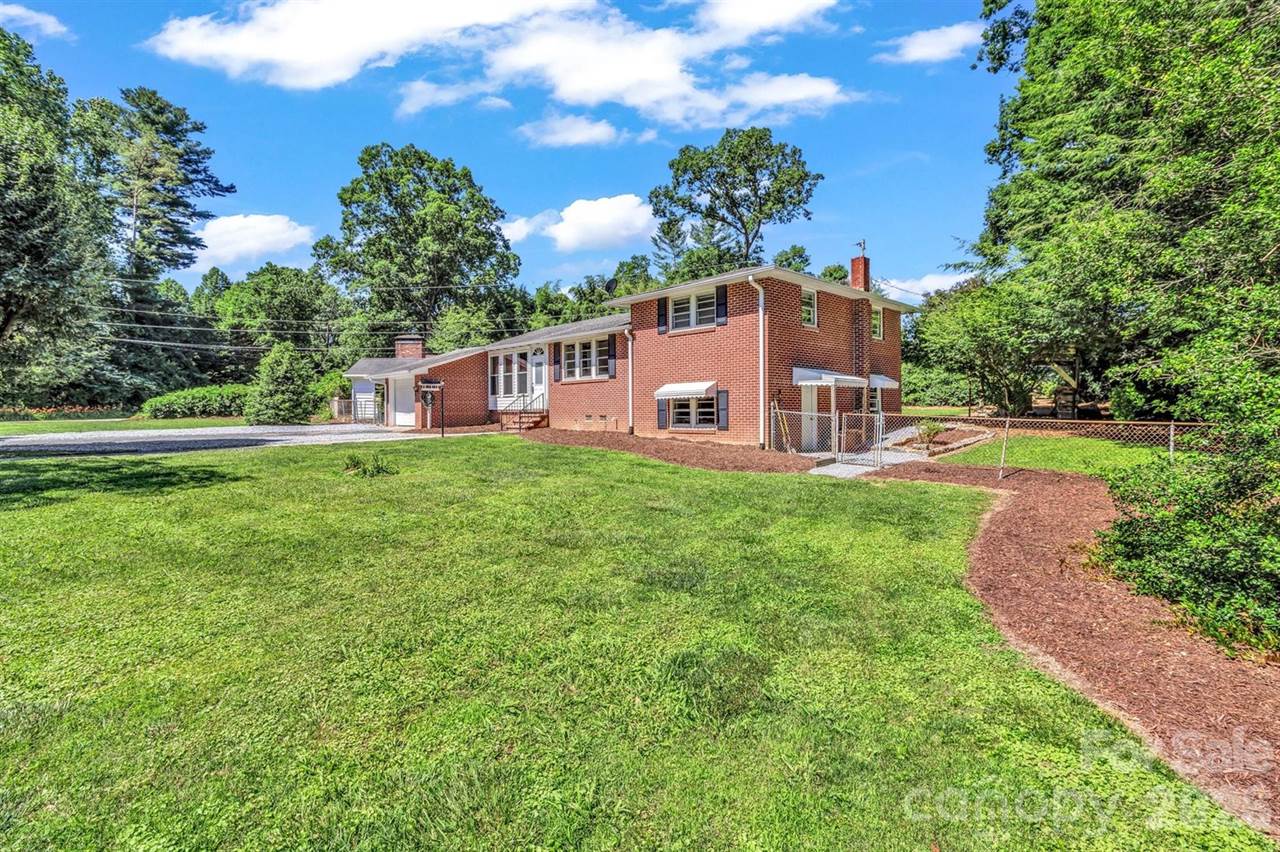 907 West Blue Ridge Road, East Flat Rock, NC 28726