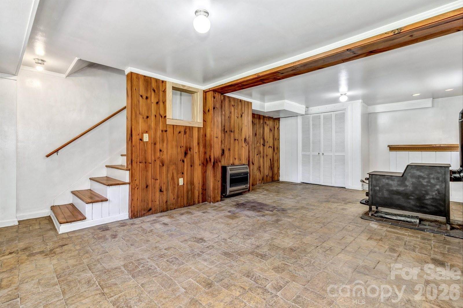 907 West Blue Ridge Road, East Flat Rock, NC 28726